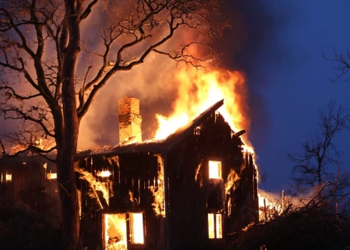 Liesmas, visticamāk, izcēlušās izmesta izsmēķa dēļ.