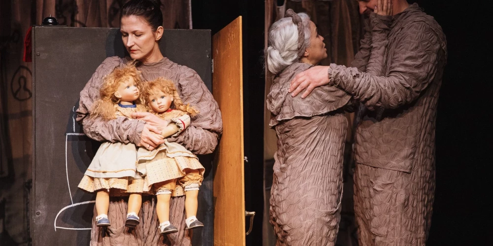 Latvijas Leļļu teātra izrāde “Divas Lotiņas”.