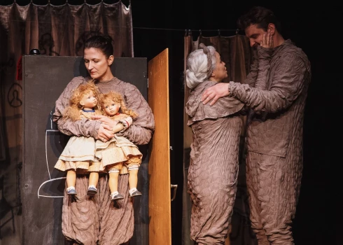 Latvijas Leļļu teātra izrāde “Divas Lotiņas”.