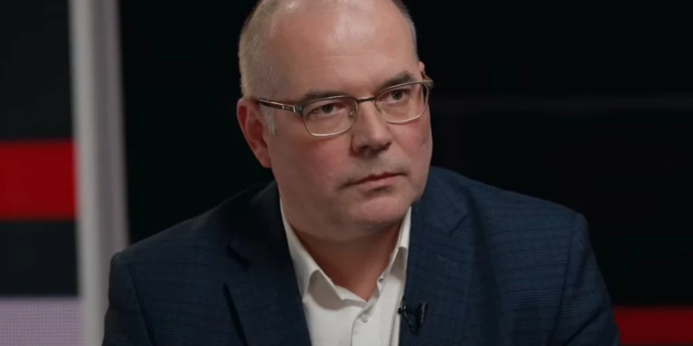 Мамыкин в эфире российского канала «Россия 1» публично призывал Россию бомбить страны Балтии и убивать их жителей. 