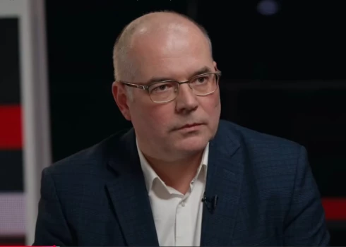 Мамыкин в эфире российского канала «Россия 1» публично призывал Россию бомбить страны Балтии и убивать их жителей. 