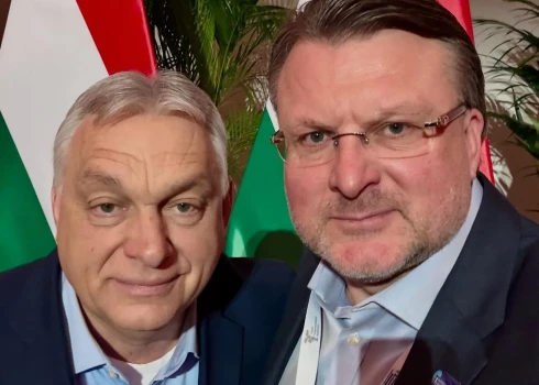 Шлесерс опубликовал селфи с Орбаном в социальных сетях.