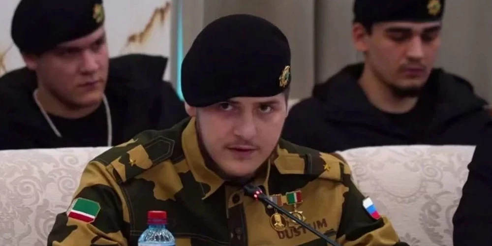 Astoņpadsmit gadus vecais Ādams Kadirovs, Čečenijas līdera Ramzana Kadirova dēls, parādījies publiski, valkājot virsnieka pagonus.