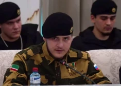 Pēc autoavārijas atlabušais 18 gadus vecais Ādams Kadirovs parādījies publiski ar majora pagoniem