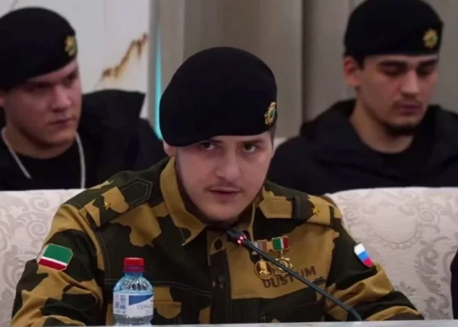 Pēc autoavārijas atlabušais 18 gadus vecais Ādams Kadirovs parādījies publiski ar majora pagoniem