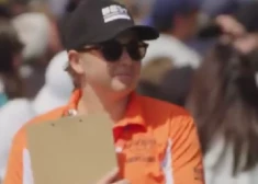 VIDEO: Aļona Ostapenko izmēģina sevi jaunā arodā, taču jūtas neveikli