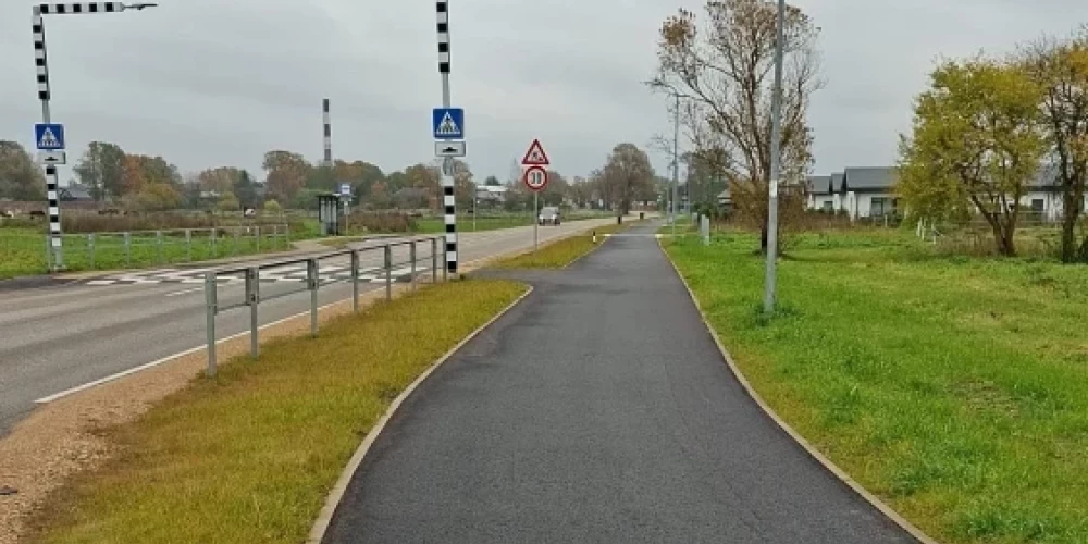 Велосипедная дорожка в Марупе на улице Рожу.