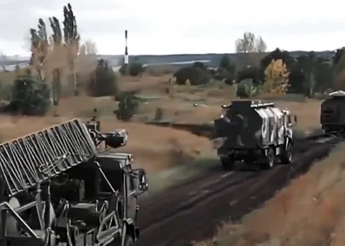 Šāda mobilā radiostacija nodrošina digitālus sakarus starp vienībām līdz pat 40 kilometru attālumā.