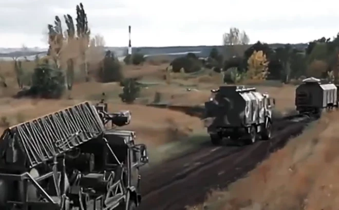 Šāda mobilā radiostacija nodrošina digitālus sakarus starp vienībām līdz pat 40 kilometru attālumā.