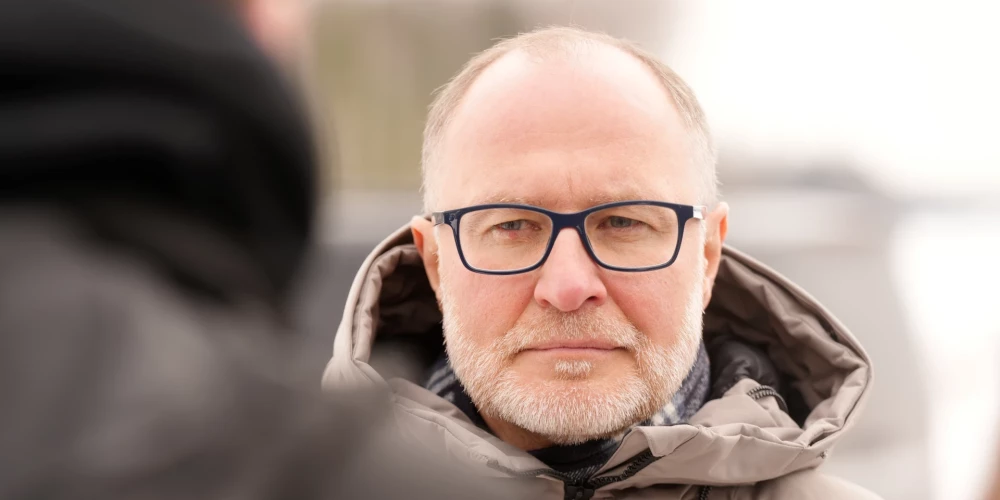 Iesniegts lēmuma projekts par neuzticības izteikšanu aizsardzības ministram Andrim Sprūdam.