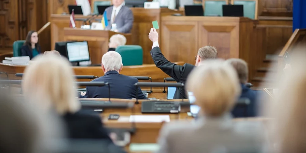 Likumprojektu atbalstīja 83 Saeimas deputāti, bet astoņi balsojumā nepiedalījās.