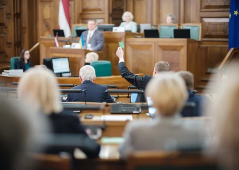 Likumprojektu atbalstīja 83 Saeimas deputāti, bet astoņi balsojumā nepiedalījās.