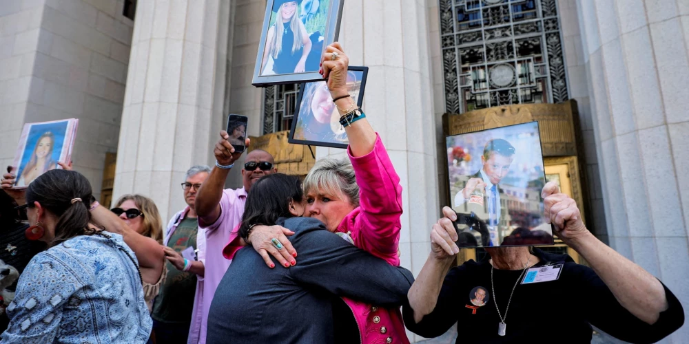  2026. gada 25. martā Losandželosā, Kalifornijas štatā, ASV, tiesas ēkas priekšā advokāte Laura Markiez-Gareta apskauj Annalī mammu, kura apgalvo, ka "TikTok" lietotne ir vainīga viņas meitas nāvē, kura 2020. gadā, 18 gadu vecumā, izdarīja pašnāvību.
