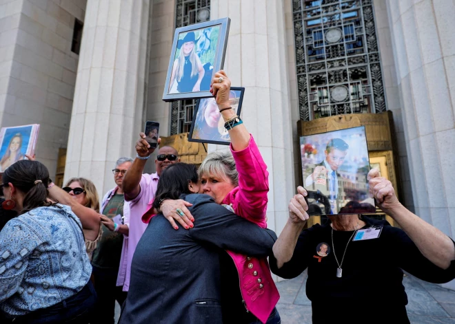 Vēsturiska tiesas prāva: sieviete kļuva atkarīga no sociālajiem tīkliem; tagad "YouTube" un "Meta" jāizmaksā viņai 6 miljoni dolāru