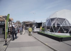 FOTO: no gatavām moduļu mājām līdz pirtīm un remontam – Ķīpsalā ar vērienu atklāta izstāde "Māja 2026"