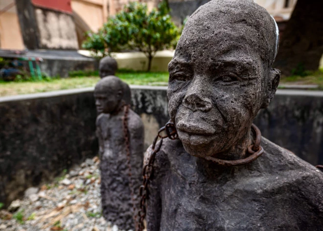 ANO pieņem rezolūciju, kurā verdzība pasludināta par smagāko noziegumu pret cilvēci. ASV un Eiropai cits viedoklis