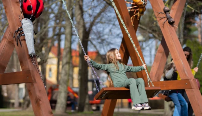 'Majoros tradicionāli uzstāda Lieldienu šūpoles.