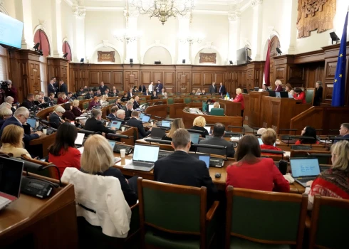 Saeima noraidīja opozīcijā esošās Nacionālās apvienības lēmuma projektu, kas paredzēja publiskot sarakstu ar importētājiem un eksportētājiem - uzņēmumiem, kas turpina veikt darījumus ar Krieviju un Baltkrieviju.