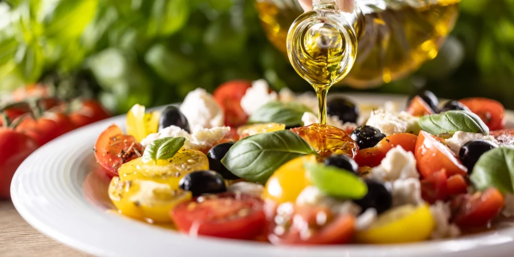 Vitamīniem bagātīgie krāsainie dārzeņu salāti.