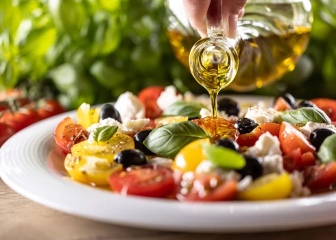 Vitamīniem bagātīgie krāsainie dārzeņu salāti.