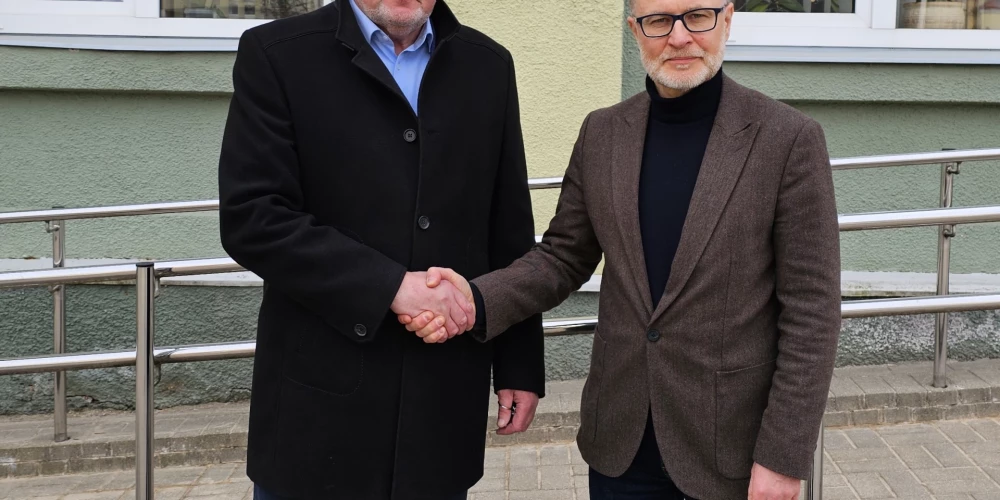 Krāslavas novada pašvaldības domes priekšsēdētājs Gunārs Upenieks un aizsardzības ministrs Andris Sprūds (foto: Aizsardzības ministrija)