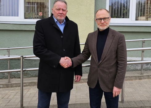 Krāslavas novada pašvaldības domes priekšsēdētājs Gunārs Upenieks un aizsardzības ministrs Andris Sprūds (foto: Aizsardzības ministrija)