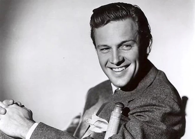 Holivudas aktiera dzīvība lēnām izdzisa, kad viņš dzērumā paslīdēja uz paklāja. Tas noveda pie šausminošas traģēdijas