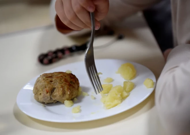 Saldus novada bērnudārzos maziem bērniem ēdināšanai piešķirs 1 eiro dienā