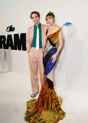 Roberts Patinsons ar dzīvesbiedri Suki Voterhausu filmas “The Drama” pirmizrādes vakarā Losandželosā šā gada 18. martā.