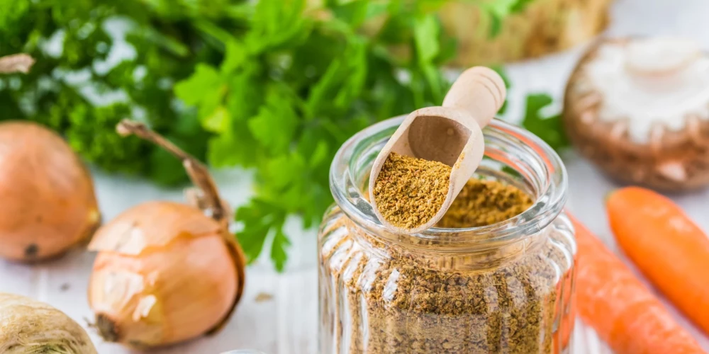 Pagatavo buljonu no pašu dārzeņiem. 