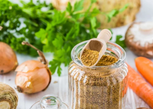 Pagatavo buljonu no pašu dārzeņiem. 