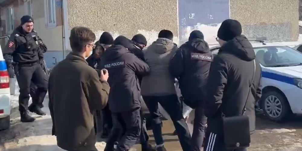 Vairākās Krievijas pilsētās policija arestēja jebkuru protestētāju pret interneta atslēgšanu, piemēram, Permā (ekrānuzņēmums no "X")