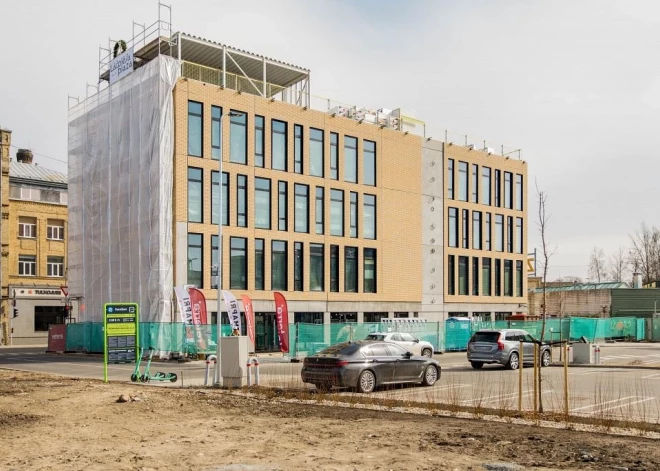 ФОТО: в Риге строят четырехэтажный бизнес-центр с офисами и торговыми помещениями