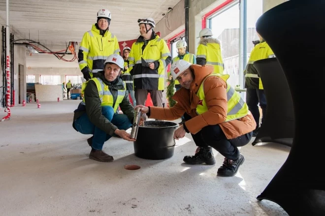 В Риге заложили краеугольный камень нового бизнес-центра.