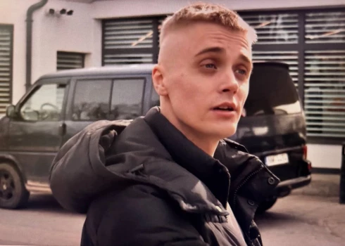 Владелец угнанного BMW в Сигулде заявил о грубом поведении полицейского.