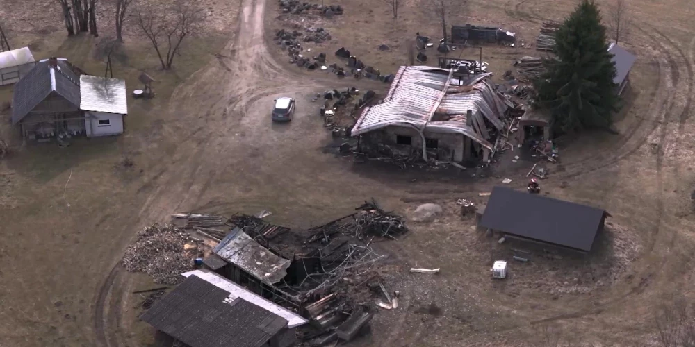 В Лимбажском крае пожар превратил мастерскую и постройки в руины и унес человеческую жизнь.