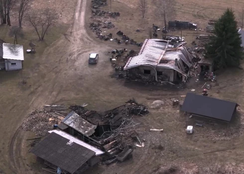 В Лимбажском крае пожар превратил мастерскую и постройки в руины и унес человеческую жизнь.