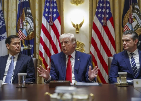 ASV prezidents Donalds Tramps ar valsts sekretāru Marko Rubio un Pentagona šefu Pītu Hegsetu