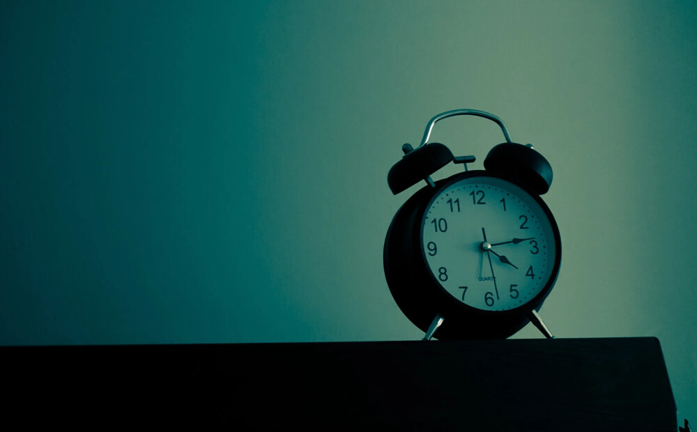 Brīvdienās klāt tradicionālā pulksteņrādītāju pagriešana, pārejot uz vasaras laiku. Vakari kļūs krietni gaišāki!