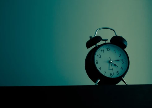 Naktī uz svētdienu, 29. martu, plkst. 3 pulksteņa rādītāji jāpagriež vienu stundu uz priekšu - turpmāk vakari būs krietni gaišāki!