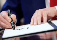 Tramps pārraksta vēsturi: uz jaunajām ASV dolāru banknotēm pirmo reizi būs amatā esoša prezidenta paraksts