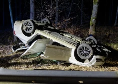 "Sieviete kliedza: Palīgā!" Smiltenes pusē jaunieša vadīts auto apmet vairākus kūleņus; trīs cilvēki smagi cietuši. VIDEO