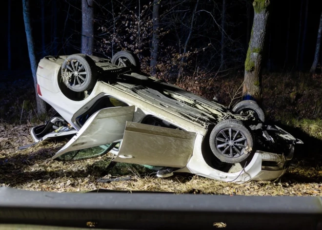 "Sieviete kliedza: Palīgā!" Smiltenes pusē jaunieša vadīts auto apmet vairākus kūleņus; trīs cilvēki smagi cietuši. VIDEO
