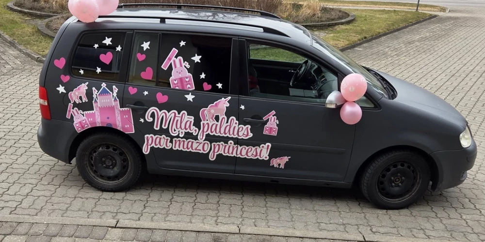 Ventspilī kāds jaunais tēvs pie Dzemdību nodaļas īpaši sirsnīgi sagaidījis savu mīļoto sievieti.