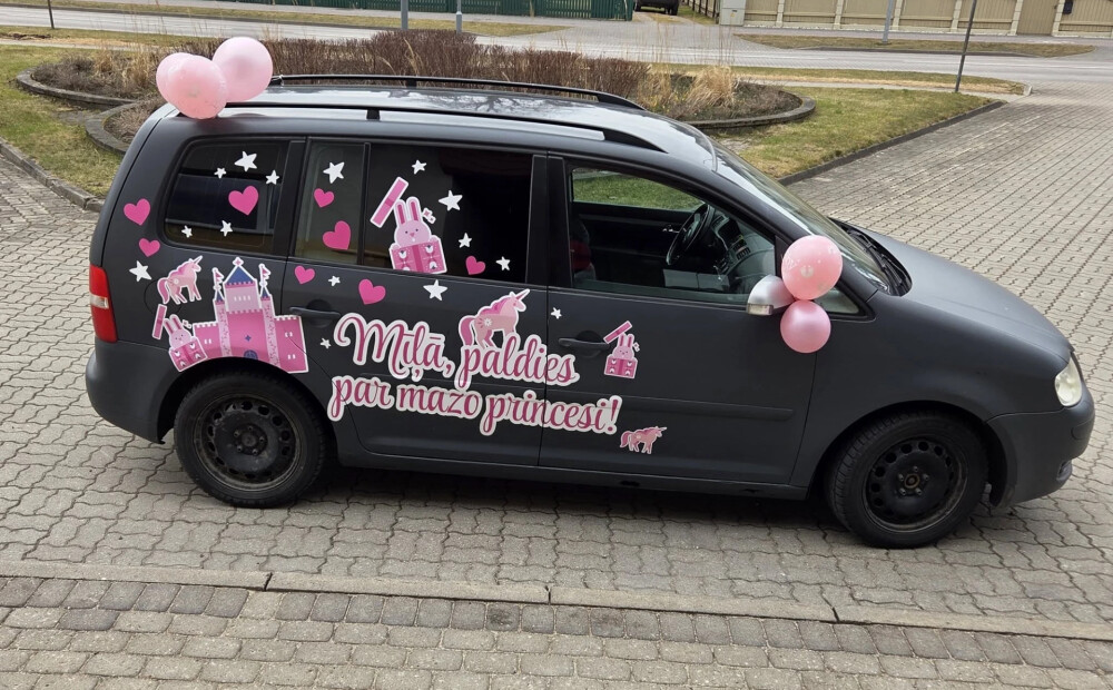 "Mīļā, paldies par mazo princesi!" Iedzīvotājus līdz sirds dziļumiem aizkustinājis kāds jaunais tēvs Ventspilī