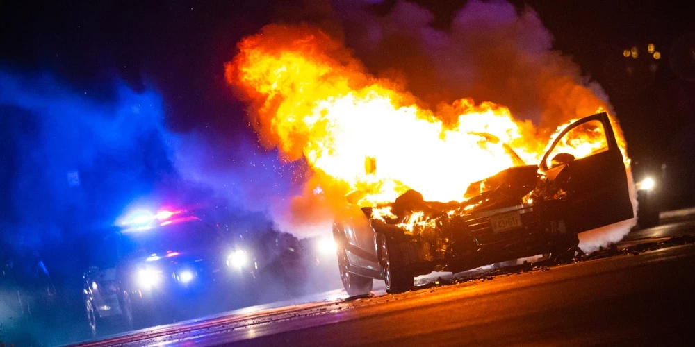 Balvu novadā iedzīvotājs no degošas mašīnas izglābj cilvēku.