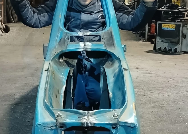 Rīgā varēs apskatīt pasaulē visšaurāko automobili, kas ir tikai 50 cm plats.