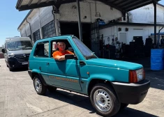 FOTO: Rīgā ieradīsies pasaulē šaurākais auto, kas ir tikai 50 cm plats