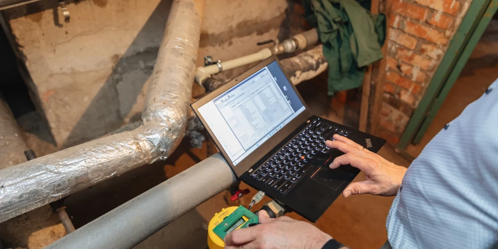 Ar lietu internetu (jeb IoT – Internet of Things) apzīmē tīklu, kurā parastas fiziskas lietas ir savienotas ar internetu, ļaujot tām vākt datus un sazināties savā starpā bez tiešas cilvēka iejaukšanās.