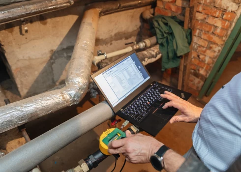 Ar lietu internetu (jeb IoT – Internet of Things) apzīmē tīklu, kurā parastas fiziskas lietas ir savienotas ar internetu, ļaujot tām vākt datus un sazināties savā starpā bez tiešas cilvēka iejaukšanās.